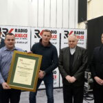 Kielce. Podsumowanie akcji "Choinka pod choinkę". Na zdjęciu (od lewej): Janusz Knap - prezes Radia Kielce, Mariusz Stelmaszczyk i Krzysztof Baraniak z firmy MGBUILDING, ks. Stanisław Słowik - dyrektor Caritas Diecezji Kieleckiej i ks. Krzysztof Banasik - zastępca dyrektora Caritas Diecezji Kieleckiej / Radio Kielce