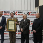 Kielce. Podsumowanie akcji "Choinka pod choinkę". Na zdjęciu (od lewej): Janusz Knap - prezes Radia Kielce, Zbigniew Dąbrowski - Nadleśnictwo Skarżysko, ks. Stanisław Słowik - dyrektor Caritas Diecezji Kieleckiej i ks. Krzysztof Banasik - zastępca dyrektora Caritas Diecezji Kieleckiej / Radio Kielce