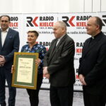 Kielce. Podsumowanie akcji "Choinka pod choinkę". Na zdjęciu (od lewej): Janusz Knap - prezes Radia Kielce, Ewa Półchłopek, ks. Stanisław Słowik - dyrektor Caritas Diecezji Kieleckiej i ks. Krzysztof Banasik - zastępca dyrektora Caritas Diecezji Kieleckiej / Radio Kielce