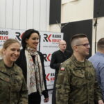 Kielce. Podsumowanie akcji "Choinka pod choinkę". Katarzyna Rzadkowska - oficer prasowy Centrum Przygotowań do Misji Zagranicznych, Magdalena Sitek - Radio Kielce i ppłk Marcin Matczak - szef Wydziału Szkolenia CPdMZ w Kielcach / Radio Kielce