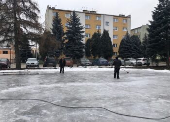 Sandomierz. Lodowisko przy ul. Portowej,wylewanie lodowej tafli / Grażyna Szlęzak - Wójcik / Radio Kielce