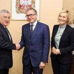 Kielce. Spotkanie z przedstawicielem Komisji Europejskiej. Na zdjęciu (od lewej): marszałek Andrzej Bętkowski, Wolfgang Munch - dyrektor wydziału ds. Polski w Departamencie Polityki Regionalnej i Miejskiej Komisji Europejskiej i wicemarszałek Renata Janik / swietokrzyskie.pro