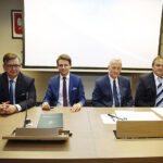 Inauguracyjna sesja Rady Powiatu Kieleckiego. Od lewej: Tomasz Pleban - wicestarosta kielecki, Kamil Piasecki - wiceprzewodniczący rady, Jacek Kuzia - przewodniczący rady oraz Mirosław Gębski - starosta kielecki / Jarosław Kubalski / Radio Kielce