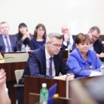 Kielce. Nadzwyczajna sesja Rady Miasta. Na zdjęciu: prezydent Kielc Bogdan Wenta i Danuta Papaj - wiceprezes Stowarzyszenia "Projekt Świętokrzyskie" / Jarosław Kubalski / Radio Kielce