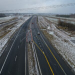 Nowy odcinek "siódemki".  Oznakowanie poziome drogi w okolicy miejscowości Podchojny / Jarosław Kubalski / Radio Kielce