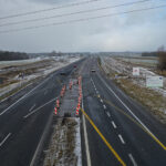 Nowy odcinek "siódemki".  Oznakowanie poziome drogi w okolicy miejscowości Podchojny / Jarosław Kubalski / Radio Kielce