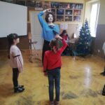 Feryjne zajęcia dla dzieci w MDK. Zajęcia poprowadziła Beata Pszeniczna, aktorka Teatru imienia Stefana Żeromskiego w Kielcach / Dorota Klusek / Radio Kielce