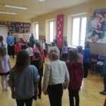 Feryjne zajęcia dla dzieci w MDK. Zajęcia poprowadziła Beata Pszeniczna, aktorka Teatru imienia Stefana Żeromskiego w Kielcach / Dorota Klusek / Radio Kielce