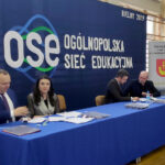 Dyrektorzy kilku świętokrzyskich szkół podpisali dziś umowy dotyczące dołączenia do rządowego programu Ogólnopolskiej Sieci Edukacyjnej / Izabela Mortas / Radio Kielce