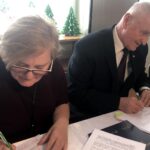 Gierlachów. Podpisanie umowy na budowę sali gimnastycznej. Barbara Bielecka - dyrektor Szkoły Podstawowej i Marek Jońca - członek zarządu województwa / Grażyna Szlęzak - Wójcik / Radio Kielce