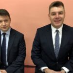 Sandomierz. Wręczenie członkom i sympatykom Społecznego Komitetu Odnowy Cmentarza Katedralnego odznaczeń państwowych. Na zdjęciu (od lewej): wicewojewoda Bartłomiej Dorywalski i burmistrz Marcin Marzec / Grażyna Szlęzak - Wójcik / Radio Kielce