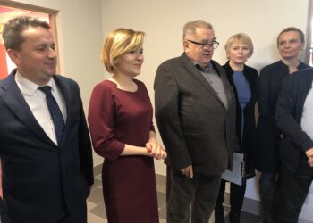 Otwarcie Lokalnego Centrum Wspierania Przedsiębiorczości w Staszowie. Na zdjęciu od lewej burmistrz Staszowa - Leszek Kopeć, wiceminister sportu i turystyki - Anna Krupka i prezes LGD "Białe Ługi" - Zdzisław Pniewski / Grażyna Szlęzak-Wójcik / Radio Kielce