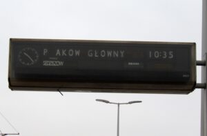 Kielce. Tablica informacyjna na dworcu PKP pokazuje napis: "P aków Główny" / Wojciech Domagała