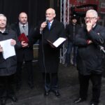 Zabawa sylwestrowa w Pacanowie. Przemawia Wiesław Skop, burmistrz Pacanowa, z lewej Krzysztof Lipiec, poseł PiS, z prawej Czesław Siekierski, europoseł do PE / Marta Gajda / Radio Kielce