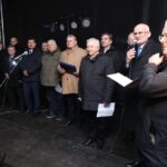 Zabawa sylwestrowa w Pacanowie. Od prawej: Czesław Siekierski, europoseł do PE, Wiesław Skop, burmistrz Pacanowa, Krzysztof Lipiec, poseł PiS / Marta Gajda / Radio Kielce