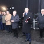 Zabawa sylwestrowa w Pacanowie. Przemawia Wiesław Skop, burmistrz Pacanowa, z lewej Krzysztof Lipiec, poseł PiS, z prawej Czesław Siekierski, europoseł do PE / Marta Gajda / Radio Kielce