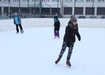 Do Buska powraca długo wyczekiwana zimowa rozrywka - Radio Kielce Lodowisko „Biały Orlik ”przy Pływalni Miejskiej w Busku-Zdroju / Marta Gajda / Radio Kielce