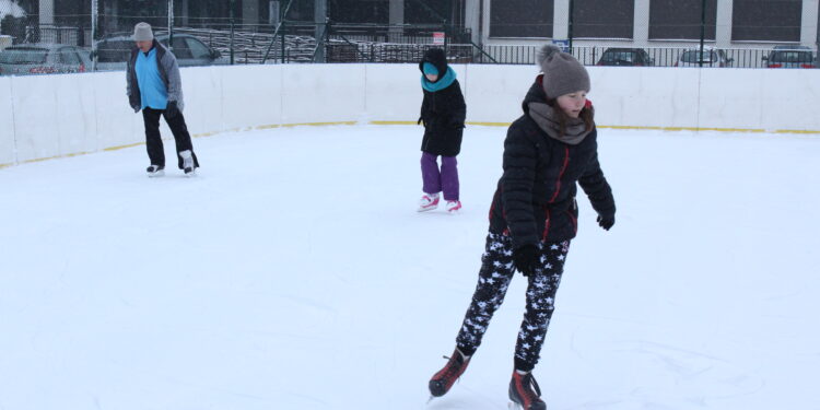 Do Buska powraca długo wyczekiwana zimowa rozrywka - Radio Kielce Lodowisko „Biały Orlik ”przy Pływalni Miejskiej w Busku-Zdroju / Marta Gajda / Radio Kielce
