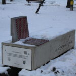 Ławka Niepodległości w Pińczowie została ustawiona w Parku Miejskim / Marta Gajda / Radio Kielce