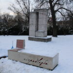 Ławka Niepodległości w Pińczowie została ustawiona w Parku Miejskim / Marta Gajda / Radio Kielce