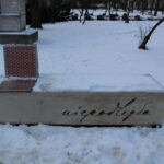 Ławka Niepodległości w Pińczowie została ustawiona w Parku Miejskim / Marta Gajda / Radio Kielce