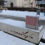 Ławka Niepodległości w Pińczowie została ustawiona w Parku Miejskim / Marta Gajda / Radio Kielce