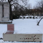 Ławka Niepodległości w Pińczowie została ustawiona w Parku Miejskim / Marta Gajda / Radio Kielce