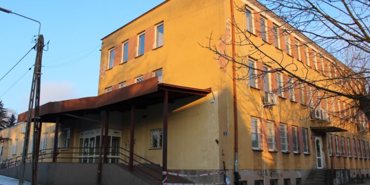 Budynek przy ulicy Różanej w Busku-Zdroju, w którym mieści się m.in. Powiatowy Urząd Pracy w Busku-Zdroju / Marta Gajda / Radio Kielce