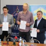 Pińczów. Podpisanie umowy na utworzenie akademii piłki ręcznej dla dzieci. Na zdjęciu (od lewej): Sławomir Szmal, Karol Bielecki i  Włodzimierz Badurak – burmistrz Miasta i Gminy Pińczów / Marta Gajda / Radio Kielce