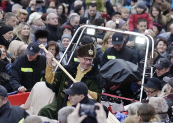 06.01.2018 Kielce. Orszaki Trzech Króli spotkały się na Placu Jana Pawła II / Jarosław Kubalski / Radio Kielce