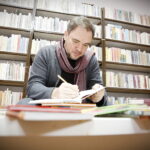 08.01.2019 Zajączków. Pisarz dla dzieci Grzegorzem Kasdepke podczas spotkania w bibliotece / Jarosław Kubalski / Radio Kielce