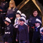 10.01.2019 Kielce. Koncert kolęd w WDK. Dzieci ze szkoły podstawowej w Bilczy i policjanci / Jarosław Kubalski / Radio Kielce