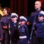 10.01.2019 Kielce. Koncert kolęd w WDK. Dzieci ze szkoły podstawowej w Bilczy i policjanci / Jarosław Kubalski / Radio Kielce