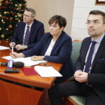 11.01.2019 Kielce. Spotkanie Urząd miasta. Spotkanie rodziców z władzami miasta w sprawie przyszłorocznej rekrutacji do szkół średnich. Prezydent Bogdan Wenta i jego zastępcy Danuta Papaj i Marcin Różycki / Jarosław Kubalski / Radio Kielce