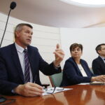 11.01.2019 Kielce. Spotkanie Urząd miasta. Spotkanie rodziców z władzami miasta w sprawie przyszłorocznej rekrutacji do szkół średnich. Prezydent Bogdan Wenta i jego zastępcy Danuta Papaj i Marcin Różycki / Jarosław Kubalski / Radio Kielce