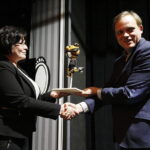 12.01.2019 Kielce. Teatr Lalki i Aktora "Kubuś". Licytacja pacynki Doktora ze spektaklu "Mały Tygrys Pietrek" na rzecz WOŚP. Zwyciężyła pani Joanna Zemlik. Z prawej dyrektor teatru Robert Drobniuch / Jarosław Kubalski / Radio Kielce