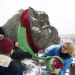 25.01.2019 Kielce. Szalik dla "Dzika Kiełka" / Jarosław Kubalski / Radio Kielce