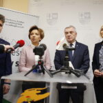 25.01.2015 Kielce. Podpisanie porozumienia dotyczącego wparcia organizacji działających na rzecz osób niepełnosprawnych. Senator Krzysztof Słoń, prezes zarządu PFRON Marlena Maląg, marszałek Andrzej Bętkowski i wicemarszałek Renata Janik / Jarosław Kubalski / Radio Kielce