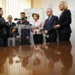 25.01.2015 Kielce. Podpisanie porozumienia dotyczącego wparcia organizacji działających na rzecz osób niepełnosprawnych. Dyrektor świętokrzyskiego oddziału PFRON Andrzej Michalski, senator Krzysztof Słoń, prezes zarządu PFRON Marlena Maląg, marszałek Andrzej Bętkowski i wicemarszałek Renata Janik / Jarosław Kubalski / Radio Kielce