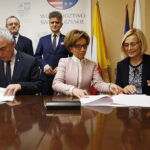 25.01.2015 Kielce. Podpisanie porozumienia dotyczącego wparcia organizacji działających na rzecz osób niepełnosprawnych. Marszałek Andrzej Bętkowski, prezes zarządu PFRON Marlena Maląg, wicemarszałek Renata Janik. Z tyłu dyrektor świętokrzyskiego oddziału PFRON Andrzej Michalski i senator Krzysztof Słoń / Jarosław Kubalski / Radio Kielce