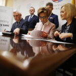 25.01.2015 Kielce. Podpisanie porozumienia dotyczącego wparcia organizacji działających na rzecz osób niepełnosprawnych. Marszałek Andrzej Bętkowski, prezes zarządu PFRON Marlena Maląg, wicemarszałek Renata Janik. Z tyłu dyrektor świętokrzyskiego oddziału PFRON Andrzej Michalski i senator Krzysztof Słoń / Jarosław Kubalski / Radio Kielce