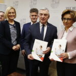 25.01.2015 Kielce. Podpisanie porozumienia dotyczącego wparcia organizacji działających na rzecz osób niepełnosprawnych.Dyrektor świętokrzyskiego oddziału PFRON Andrzej Michalski, wicemarszałek Renata Janik, senator Krzysztof Słoń, marszałek Andrzej Bętkowski i prezes zarządu PFRON Marlena Maląg / Jarosław Kubalski / Radio Kielce