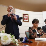 28.01.2019 Kielce. Spotkanie rodziców w sprawie naboru do szkół średnich. Świętokrzyski Kurator Oświaty Kazimierz Mądzik, pełnomocnik prezydenta Danuta Papaj i zastępca prezydenta Marcin Różycki / Jarosław Kubalski / Radio Kielce