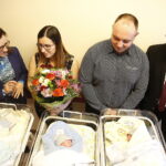 31.01.2019 Kielce. Świętokrzyskie Centrum Matki i Noworodka. Wojewoda Agata Wojtyszek wręczyła wyprawki dla trojaczków. Wojewoda Agata Wojtyszek, rodzice Aleksandra i Tomasz Żurawscy oraz członek zarządu powiatu Stefan Bąk / Jarosław Kubalski / Radio Kielce