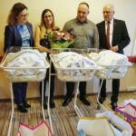 31.01.2019 Kielce. Świętokrzyskie Centrum Matki i Noworodka. Wojewoda Agata Wojtyszek wręczyła wyprawki dla trojaczków. Wojewoda Agata Wojtyszek, rodzice Aleksandra i Tomasz Żurawscy oraz członek zarządu powiatu Stefan Bąk / Jarosław Kubalski / Radio Kielce