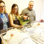 31.01.2019 Kielce. Świętokrzyskie Centrum Matki i Noworodka. Wojewoda Agata Wojtyszek wręczyła wyprawki dla trojaczków. Wojewoda Agata Wojtyszek oraz rodzice Aleksandra i Tomasz Żurawscy / Jarosław Kubalski / Radio Kielce