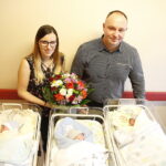 31.01.2019 Kielce. Świętokrzyskie Centrum Matki i Noworodka. Wojewoda Agata Wojtyszek wręczyła wyprawki dla trojaczków. Rodzice Aleksandra i Tomasz Żurawscy / Jarosław Kubalski / Radio Kielce