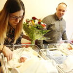 31.01.2019 Kielce. Świętokrzyskie Centrum Matki i Noworodka. Wojewoda Agata Wojtyszek wręczyła wyprawki dla trojaczków. Rodzice Aleksandra i Tomasz Żurawscy / Jarosław Kubalski / Radio Kielce