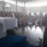 Kielczanie z biskupem Janem Piotrowskim w stolicy Panamy. Katecheza z bp Markiem Mendykiem / Ksiądz Łukasz Zygmunt, ksiądz Michał Haśnik, Aleksandra Kujszczyk