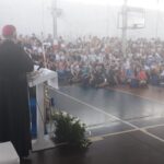 Kielczanie z biskupem Janem Piotrowskim w stolicy Panamy. Katecheza z bp Markiem Mendykiem / Ksiądz Łukasz Zygmunt, ksiądz Michał Haśnik, Aleksandra Kujszczyk